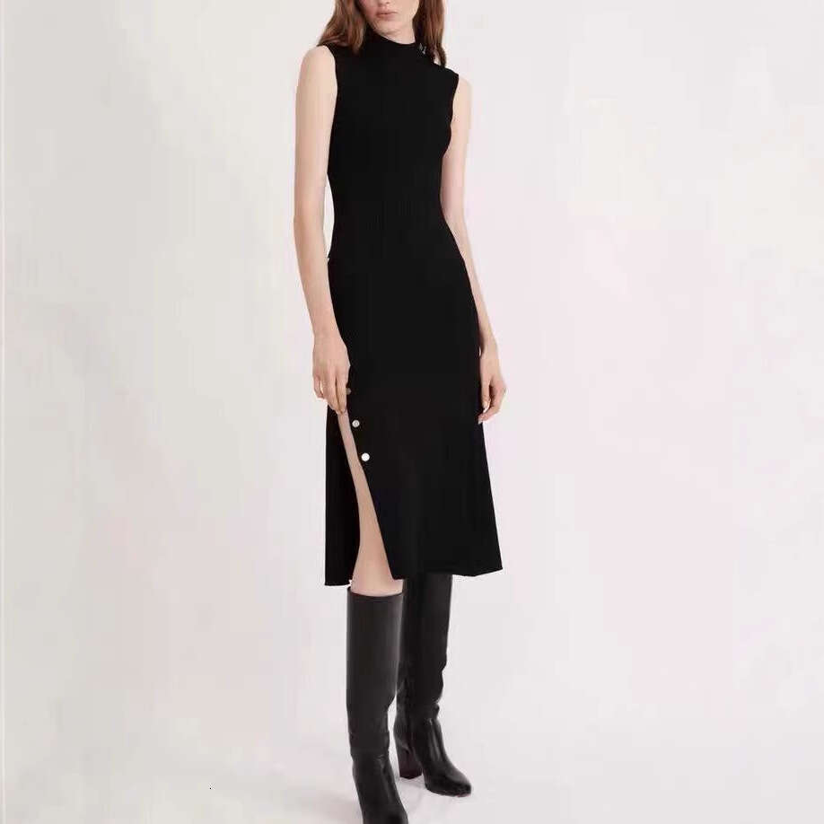 French Niche 2026 Early Autumn New Metal Single-Breasted Knitted Sleeveless Long Dress