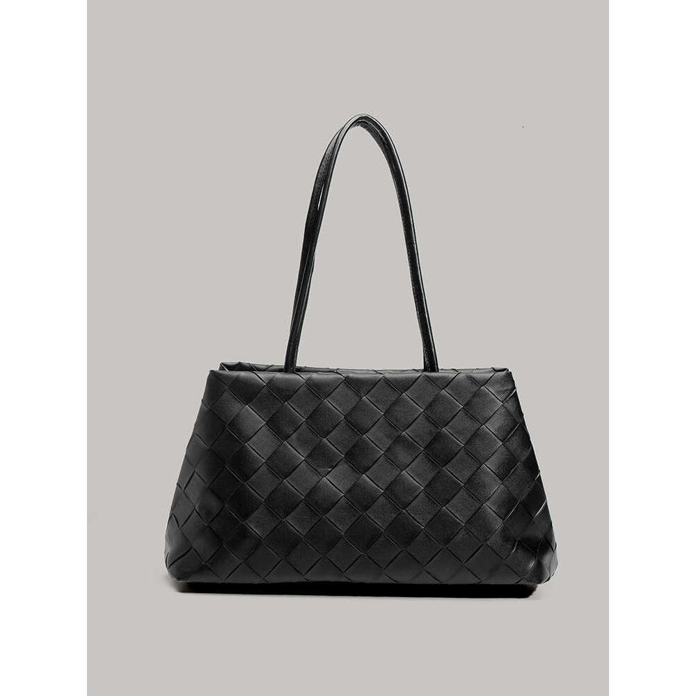 Hot Selling new summer black woven diamond-shaped handbag fashionable, simple, niche and large-capacity single-shoulder underarm bag DIDENGLAOREN