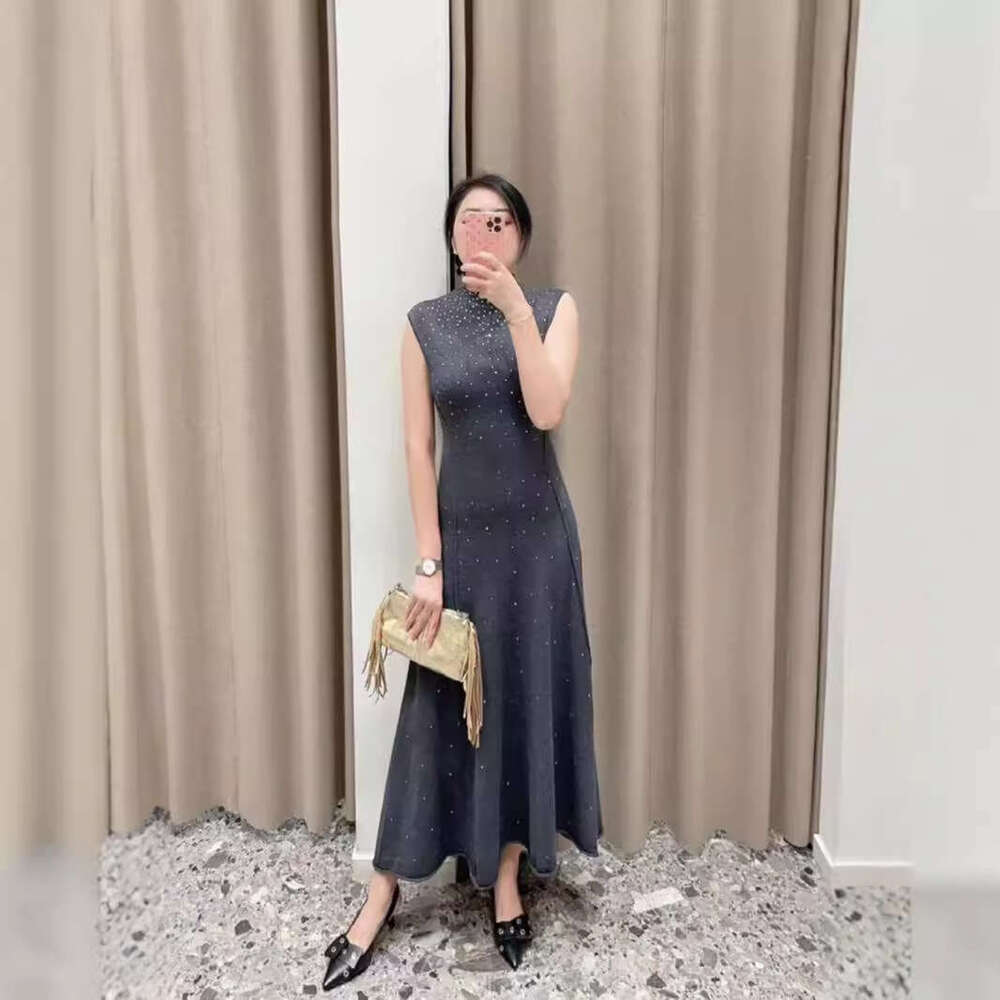 M French Niche 2026 Autumn New Elegant Gray Rhinestone Sleeveless Knitted Long Dress for Women