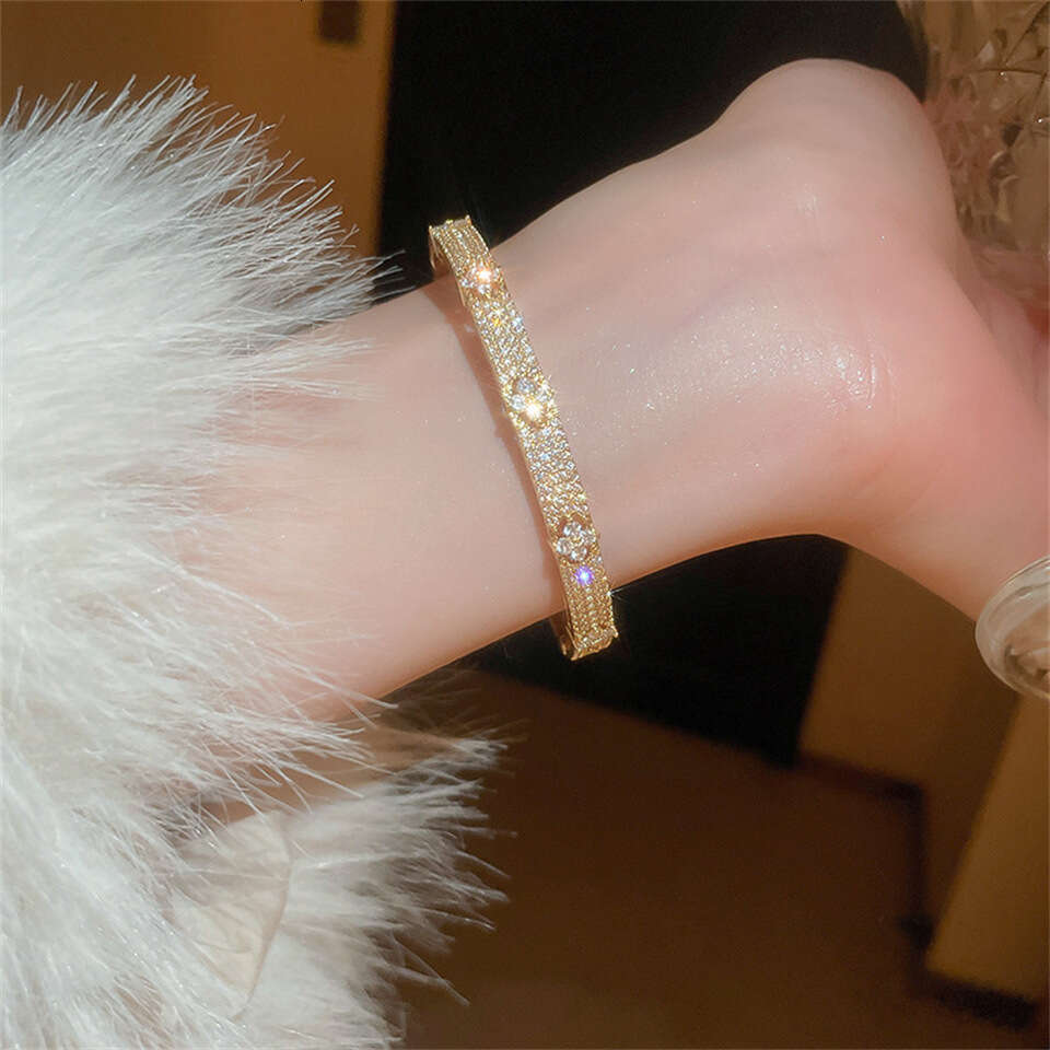 Jewelry Fashion Trend Personality High End Sense Bracelet Exquisite Micro Inlaid Zirconia Flower Design Elegant Versatile Jewelry Finery Texture Women