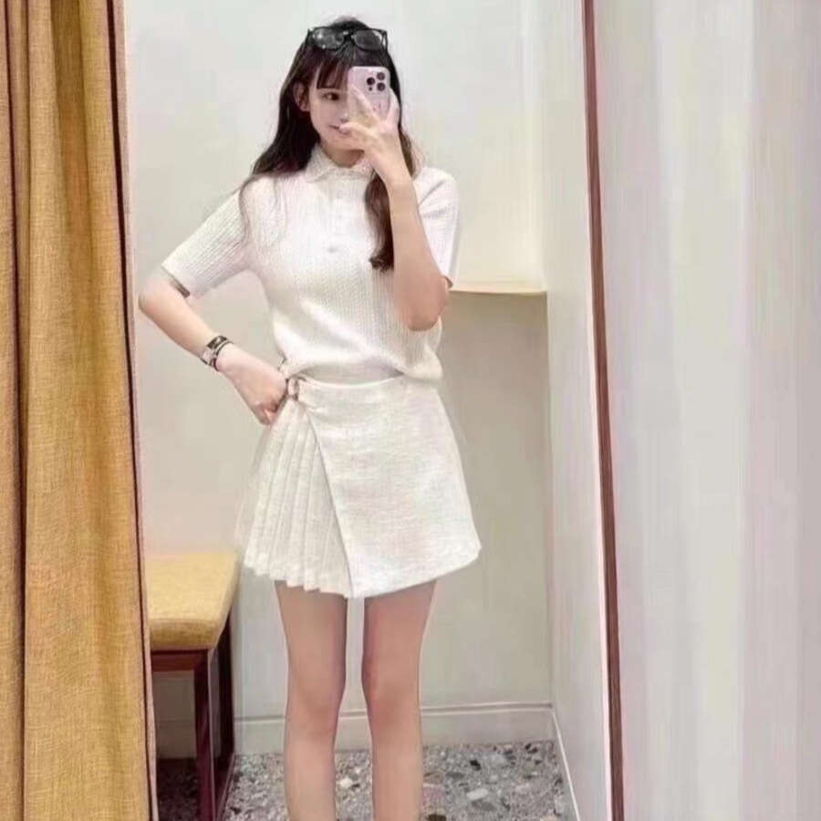 2026 Early Spring Women's Fashion French Niche Style Diamond Embellished Turn-Down Collar Solid Color Short Sleeve Knitted Sweater