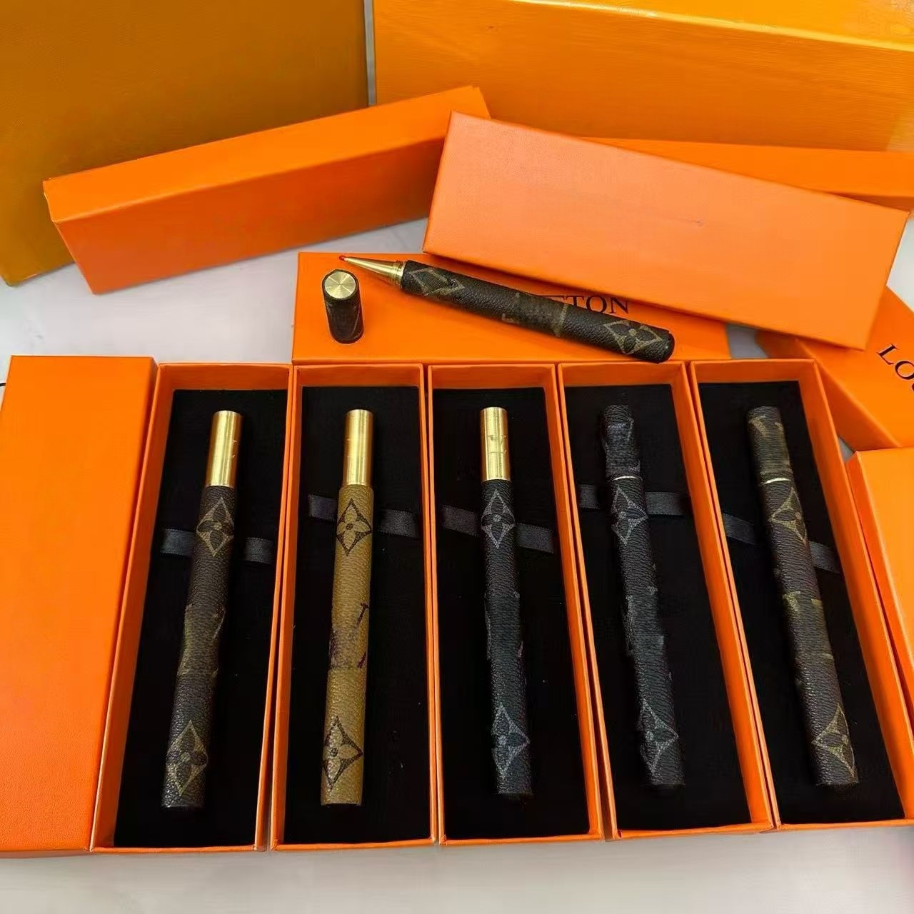 High Quality Ballpoint Pens Classic Exquisite Luxury Designer Ballpoint Pens Zinc Alloy Letter Unisex Writing Supplies Gold Black Metal Small Jewelry Pens