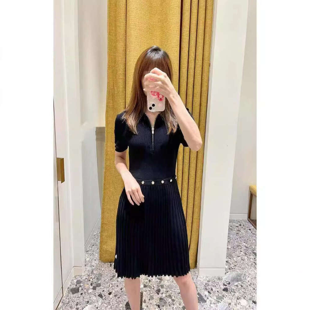 M French Niche 26 Early Autumn Hepburn Style Polo Collar Slim Waist Exposed Knitted Dress Fashion Pleated Skirt