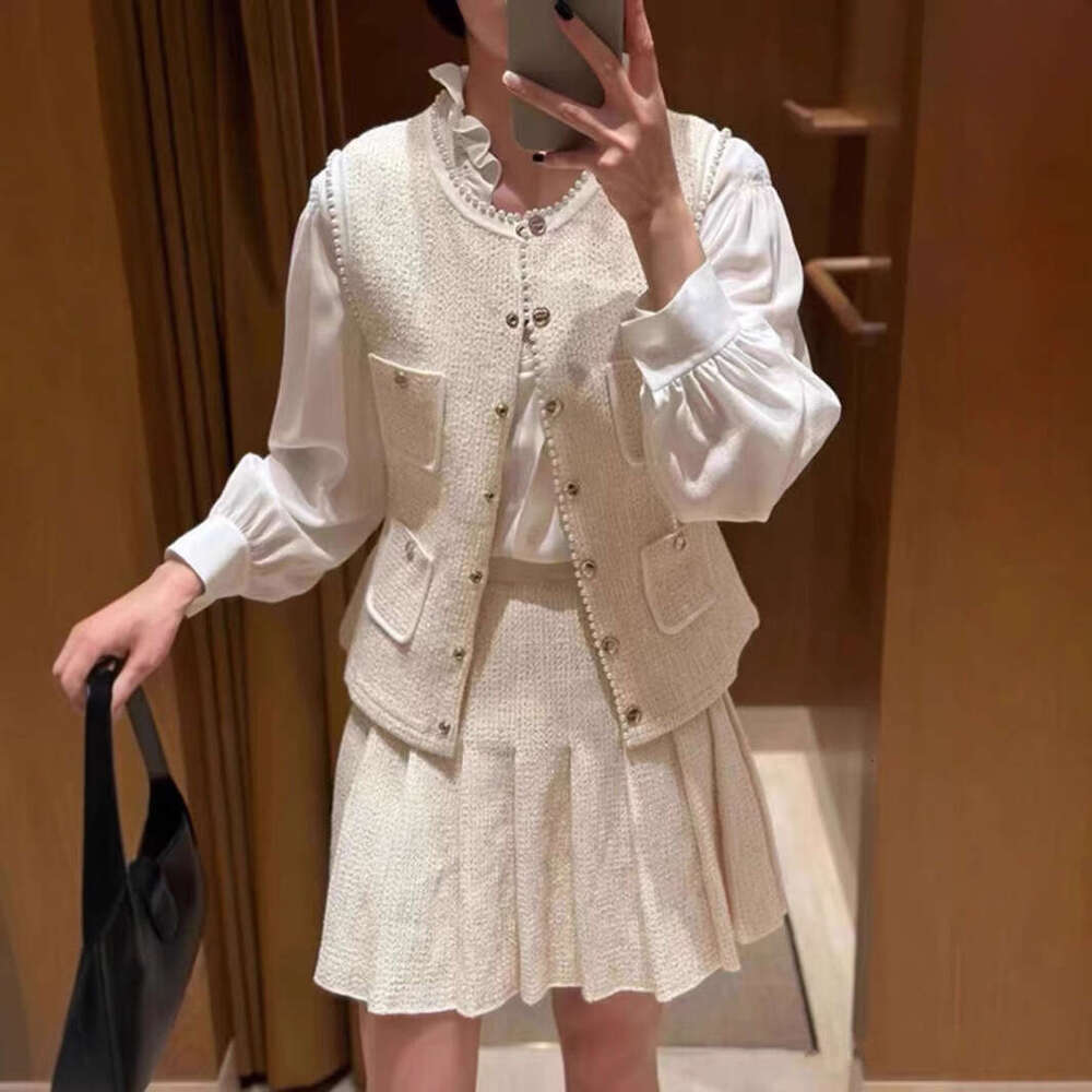 2026 Spring New French Elegant Fashion Pearl Trim Copper Button Vest + Pleated Skirt Set for Women