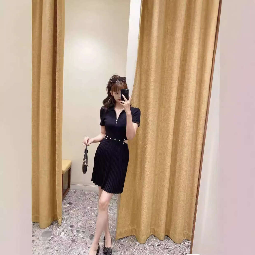 M French Niche 26 Early Autumn Hepburn Style Polo Collar Slim Waist Exposed Knitted Dress Fashion Pleated Skirt