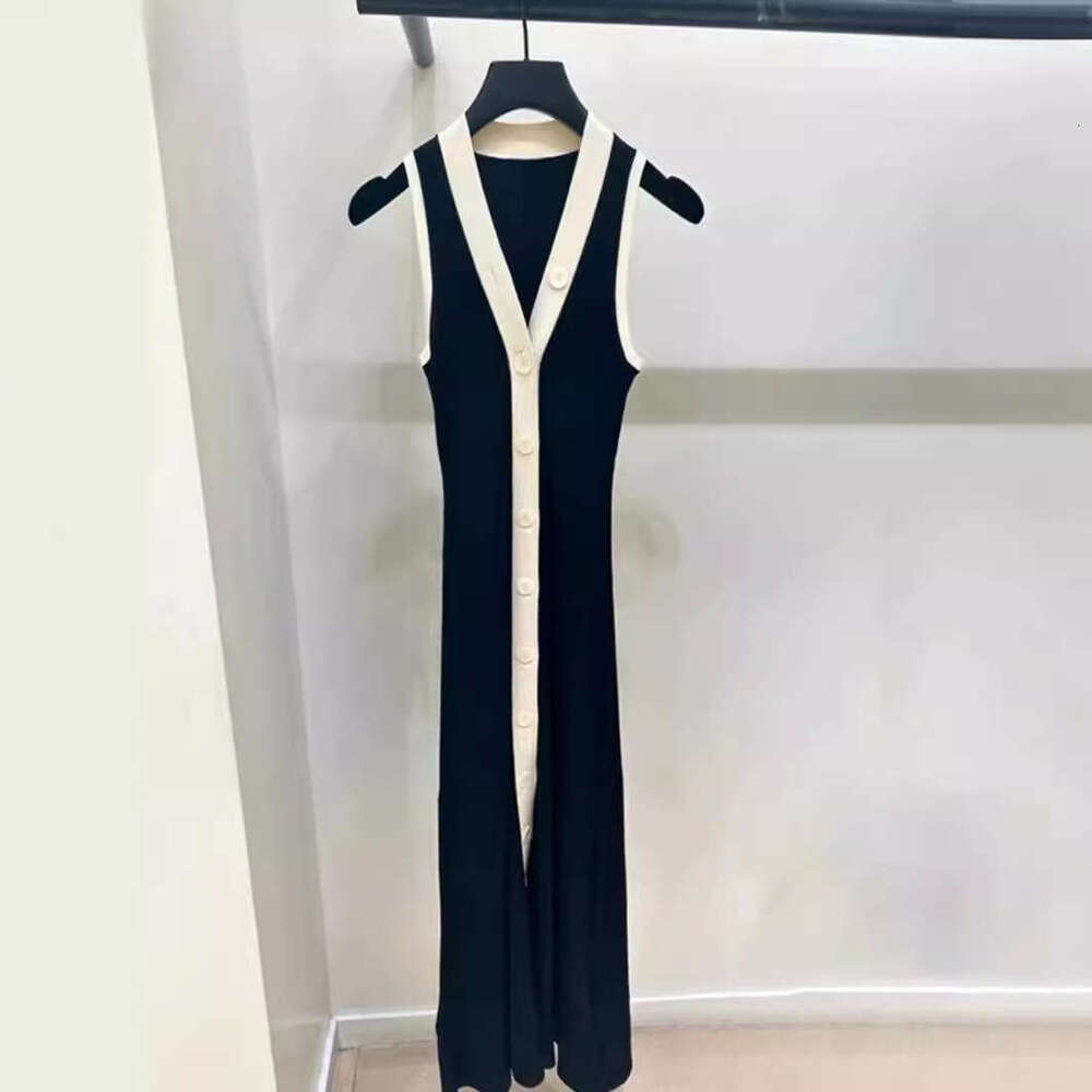 French Niche S2026 Summer New Elegant Color-Block Ribbed Deep V Neck Sleeveless Single-Breasted Knitted Dress