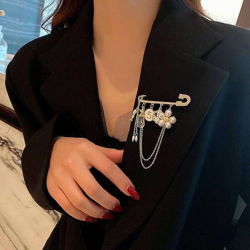 Jewelry Brooches Camellia Flower CC Brooch Womens Luxury Fashion Number5 Imitation clothing Pearl Dangle Chain Vintage Lapel Pins Gift for Girl Access