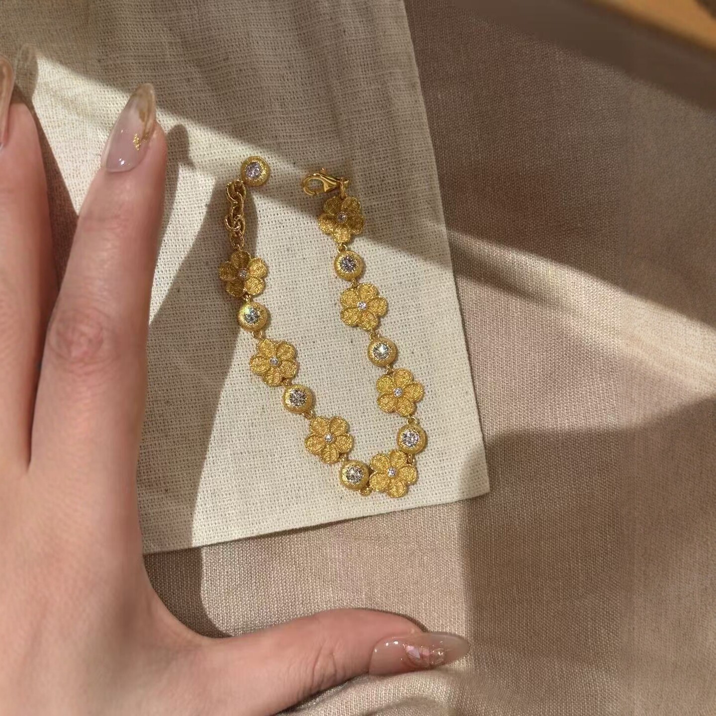Hot-Selling Embroidered Small Gold Ancient Method gold Brushed Bubble Diamond Flower Bracelet Niche Design - view 3