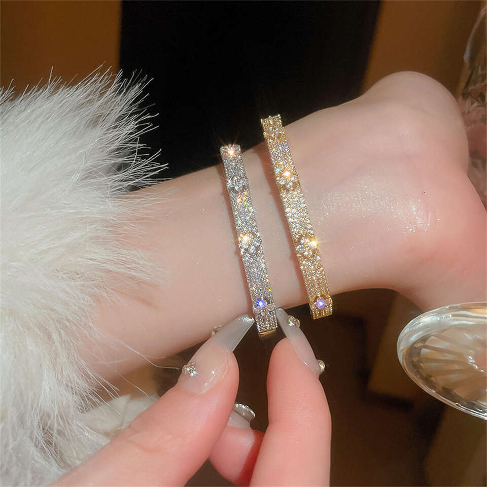 Jewelry Fashion Trend Personality High End Sense Bracelet Exquisite Micro Inlaid Zirconia Flower Design Elegant Versatile Jewelry Finery Texture Women