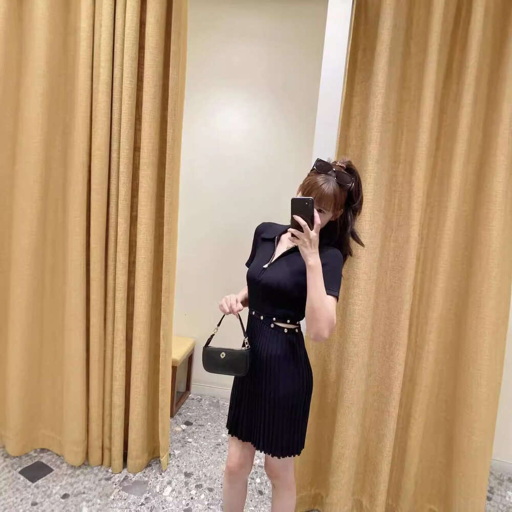 M French Niche 26 Early Autumn Hepburn Style Polo Collar Slim Waist Exposed Knitted Dress Fashion Pleated Skirt