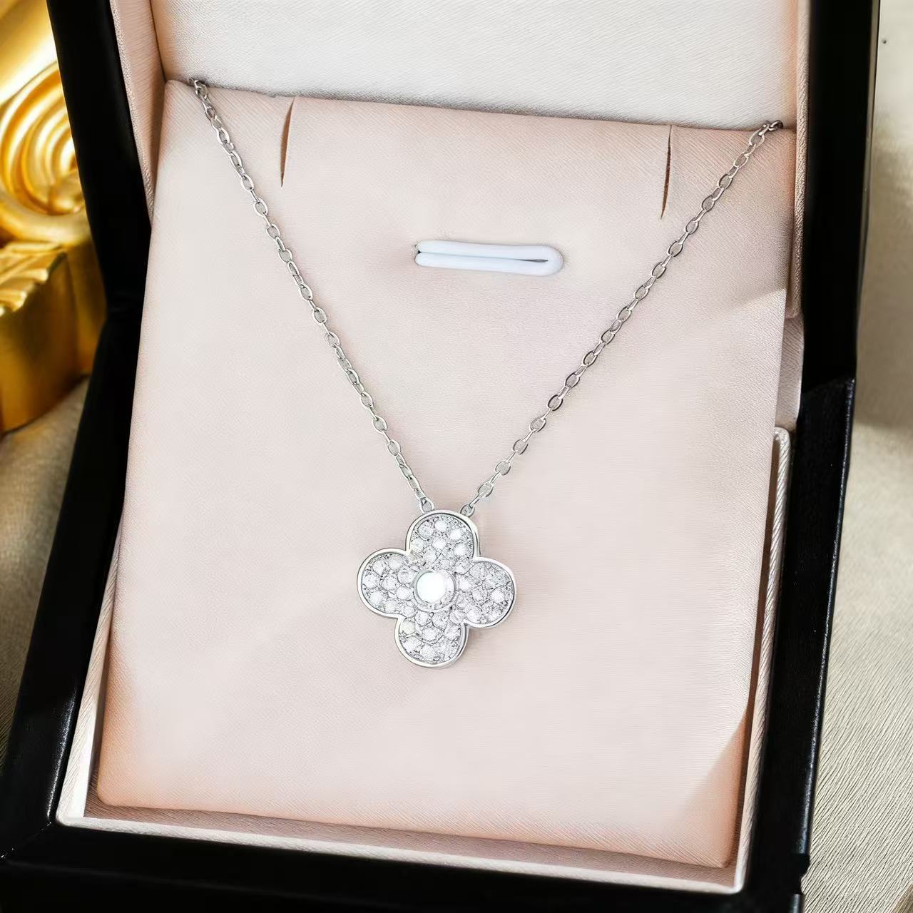 Cross-Border Light Luxury Full Diamond Leaf Clover Titanium Steel Necklace for Women, Exquisite High-End Fashion Versatile Non-Fading Collarbone Chain - view 4