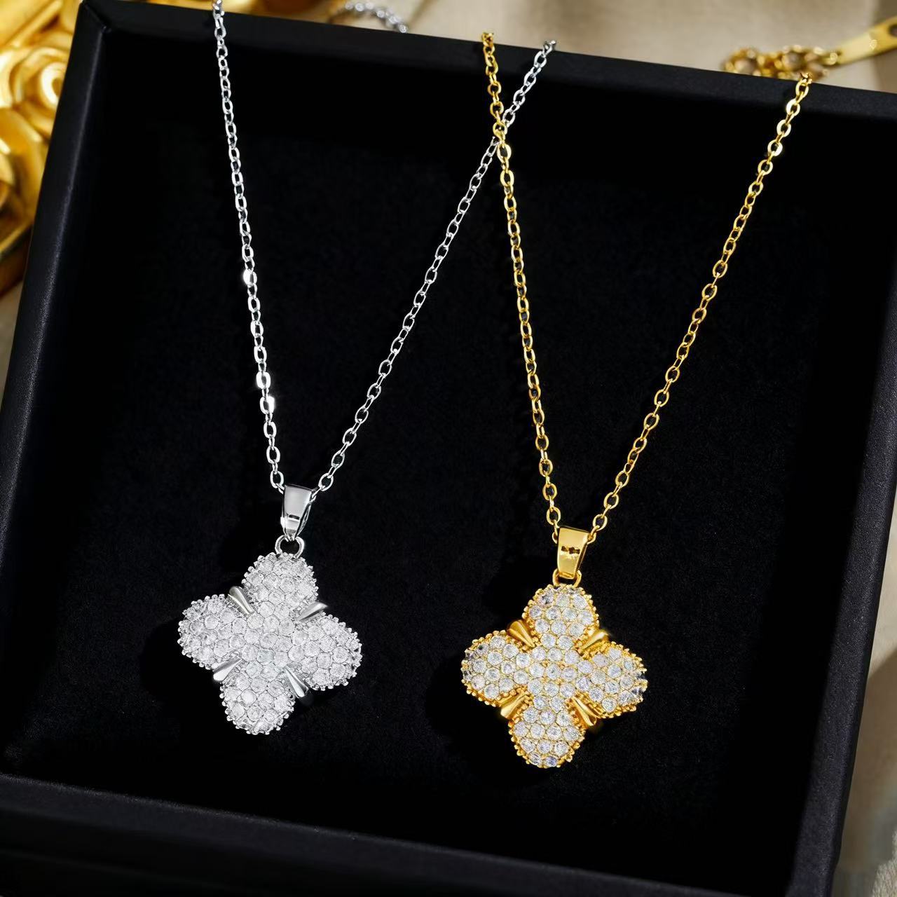 Korean Version Light Luxury Temperament Full Diamond Four-Leaf Clover Titanium Steel Necklace for Women Ins Exquisite Collarbone Chain Summer Hot Sale - view 5
