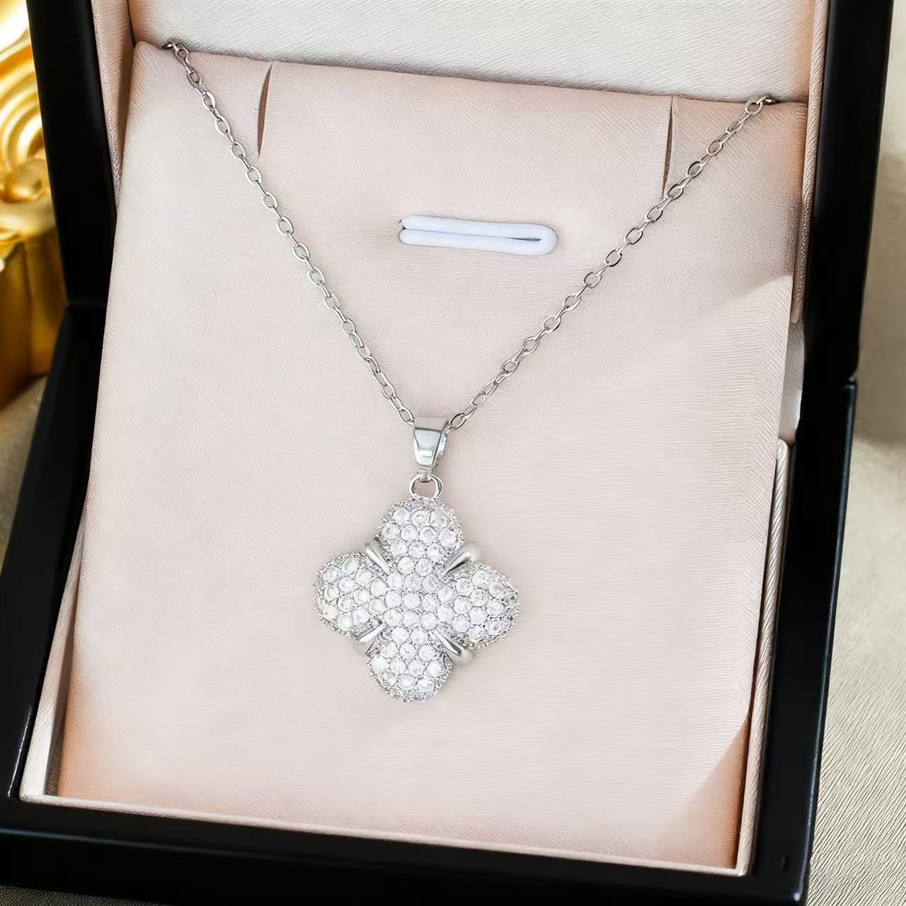 Korean Version Light Luxury Temperament Full Diamond Four-Leaf Clover Titanium Steel Necklace for Women Ins Exquisite Collarbone Chain Summer Hot Sale - view 4