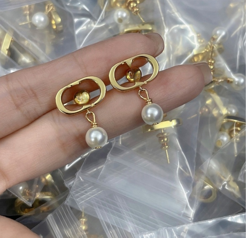 Buyers' PicksLetter Pearl Earrings Lady designer earrings Jewelry set All match Elegant Stainless Stud for women Luxury gift party French style Mother-of-Pearl