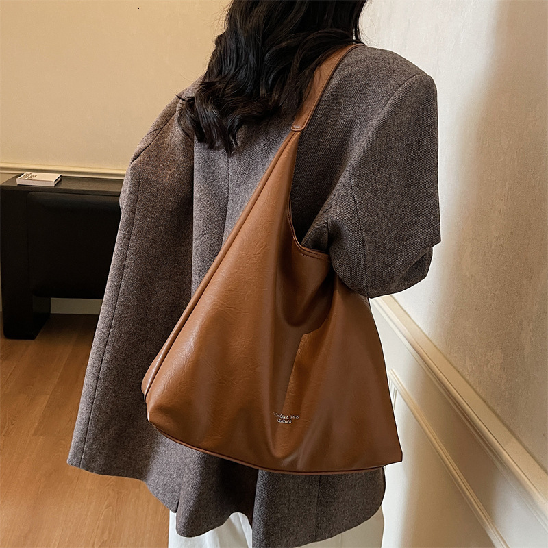 Womens leather Bag Large Capacity pebble handbag versatile fashion light niche shoulder bag for women 241030
