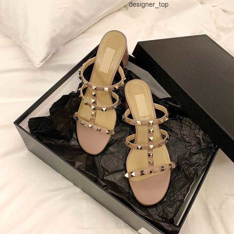 sandals luxury designer summer sandals womens slide shoes slipper 2025 new valentinolies leather stud sandals nude womens rivet thick heels versatile fashion TSC4