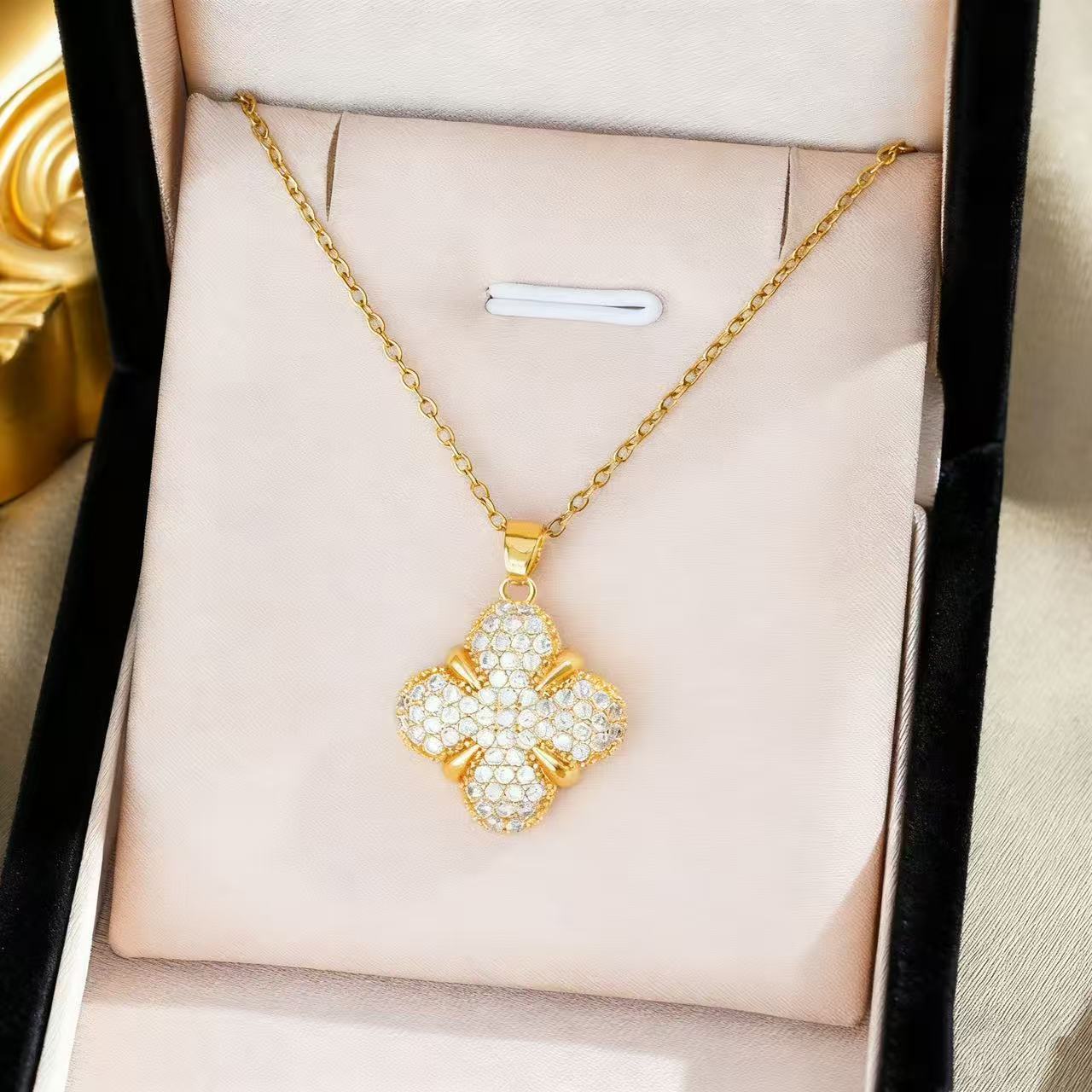 Korean Version Light Luxury Temperament Full Diamond Four-Leaf Clover Titanium Steel Necklace for Women Ins Exquisite Collarbone Chain Summer Hot Sale - view 3