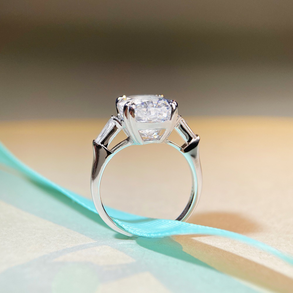 Sparkling Handmade Wedding Rings Luxury Jewelry 925 Sterling Silver Oval Cut White Lab Moissanite Diamond Gemstones Party Eternity Women Bride Ring Lo