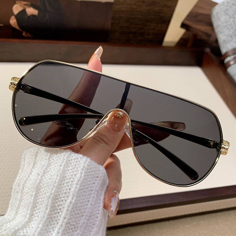 Luxury Brand Designer Sunglasses One-Piece Sunglass European And American Large Frame Integrated Driving Sunglass Sun Protection Sunglass For Women Hi