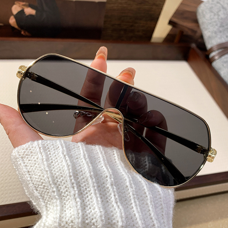 Luxury Brand Designer Sunglasses One-Piece Sunglass European And American Large Frame Integrated Driving Sunglass Sun Protection Sunglass For Women Hi