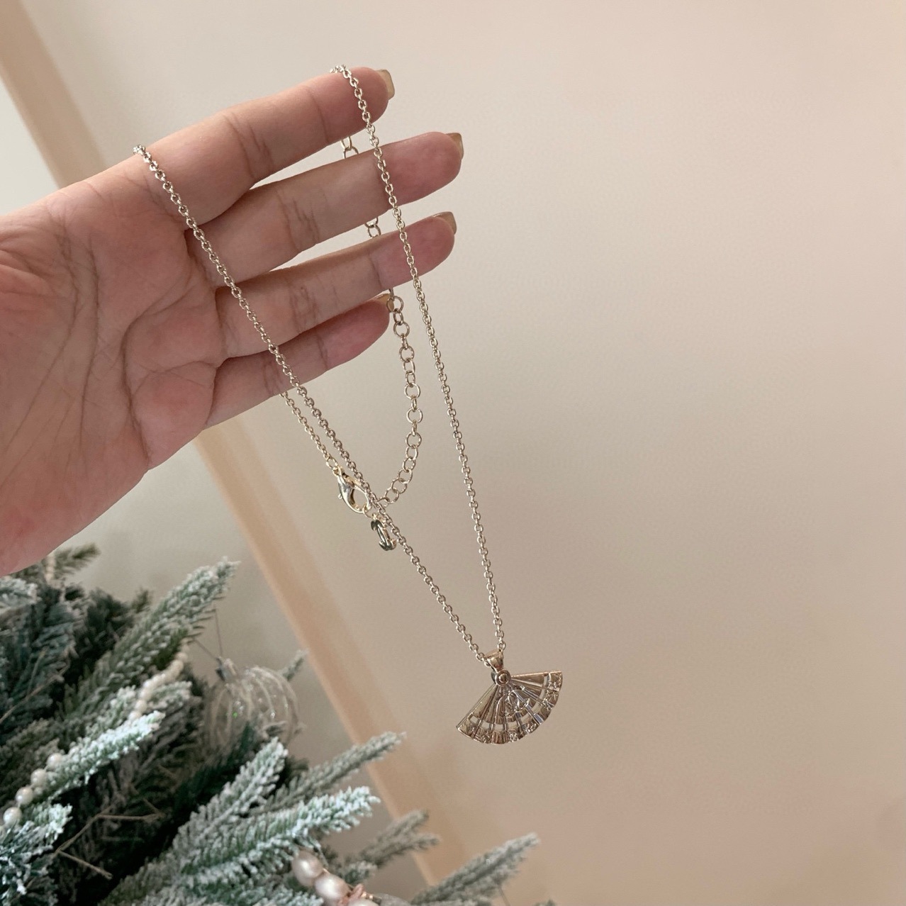 Designer Party Favor Fan-Shaped Titanium Steel Pendant Necklace for Women - Minimalist Light Luxury Choker Necklace for Daily Wear