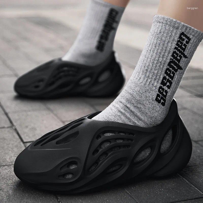 Sandals Of The Season Men's Coconut Hole Lightweight Slippers Teenage Beach Shoes Korean Trendy Personality Slip-On...