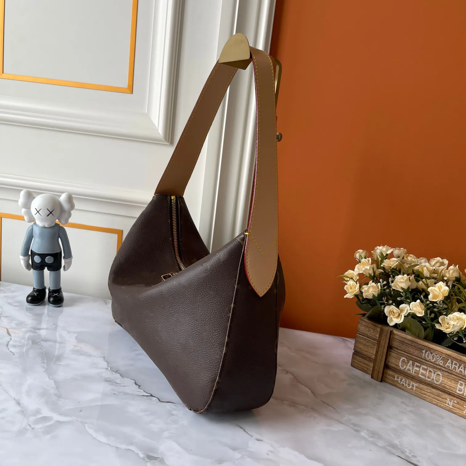 Luxury Handbag: Pre… - image