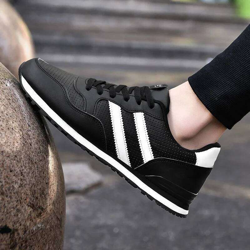 Classical Running Lightweight Suede Leather Sneakers Men Comfortable Outdoor Sport Breathable Flat Jogging Shoes 26W0121