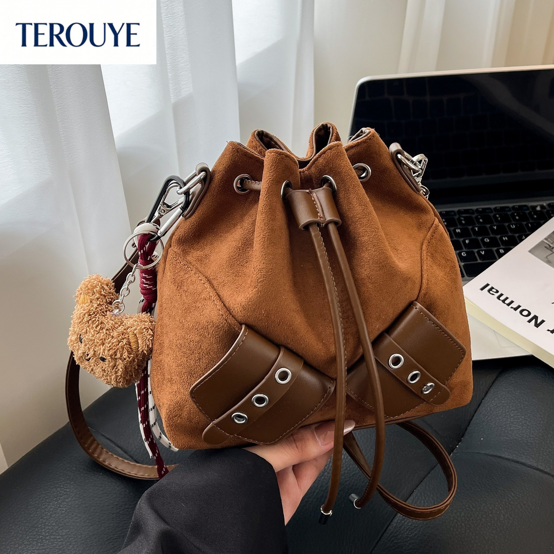 TEROUYE Autumn and winter retro style bucket bag for women s new fashionable niche drawstring design handbag suede luxury Luxury bag
