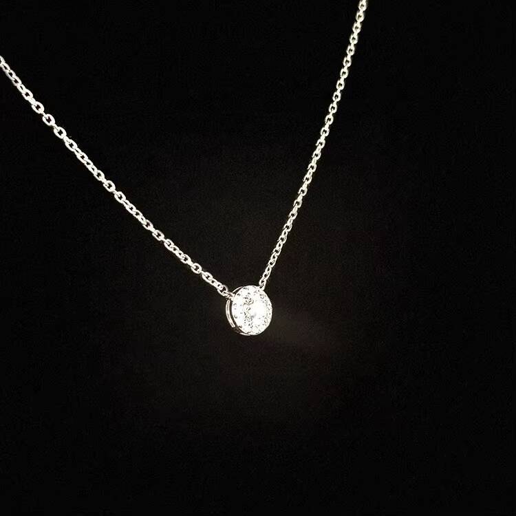 Stunning 925 Silver VVS Moissanite Aperture Halo Pendant Necklace Fine Jewelry for Women with Exquisite Craftsmanship