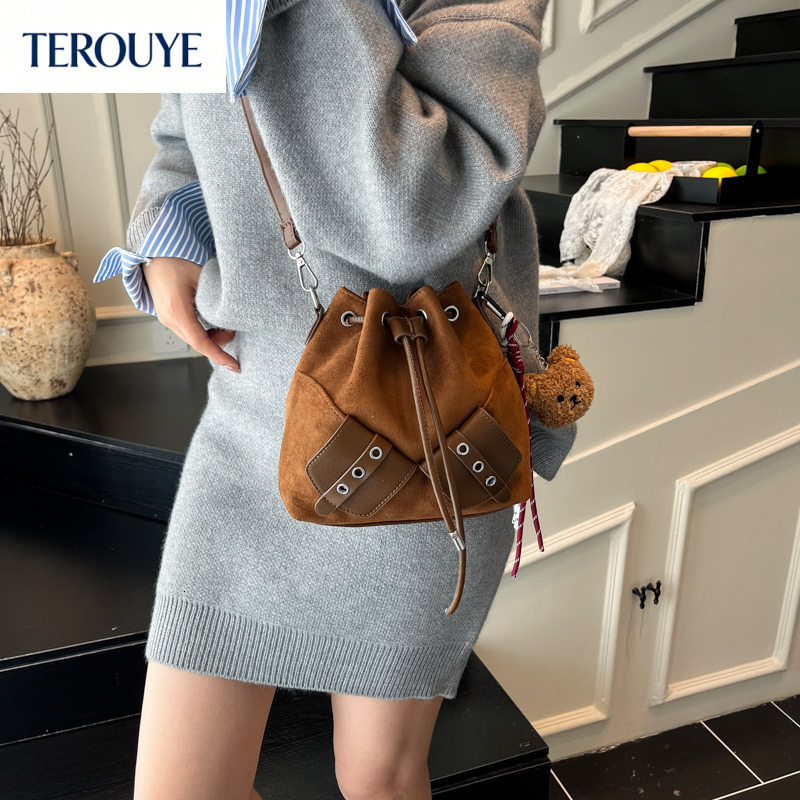 TEROUYE Autumn and winter retro style bucket bag for women s new fashionable niche drawstring design handbag suede luxury Luxury bag