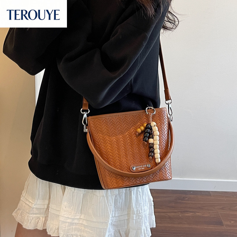 TEROUYE Korean fashion women s handbag autumn and winter new item niche woven design retro bucket bag elegant and sexy style luxury Luxury bag