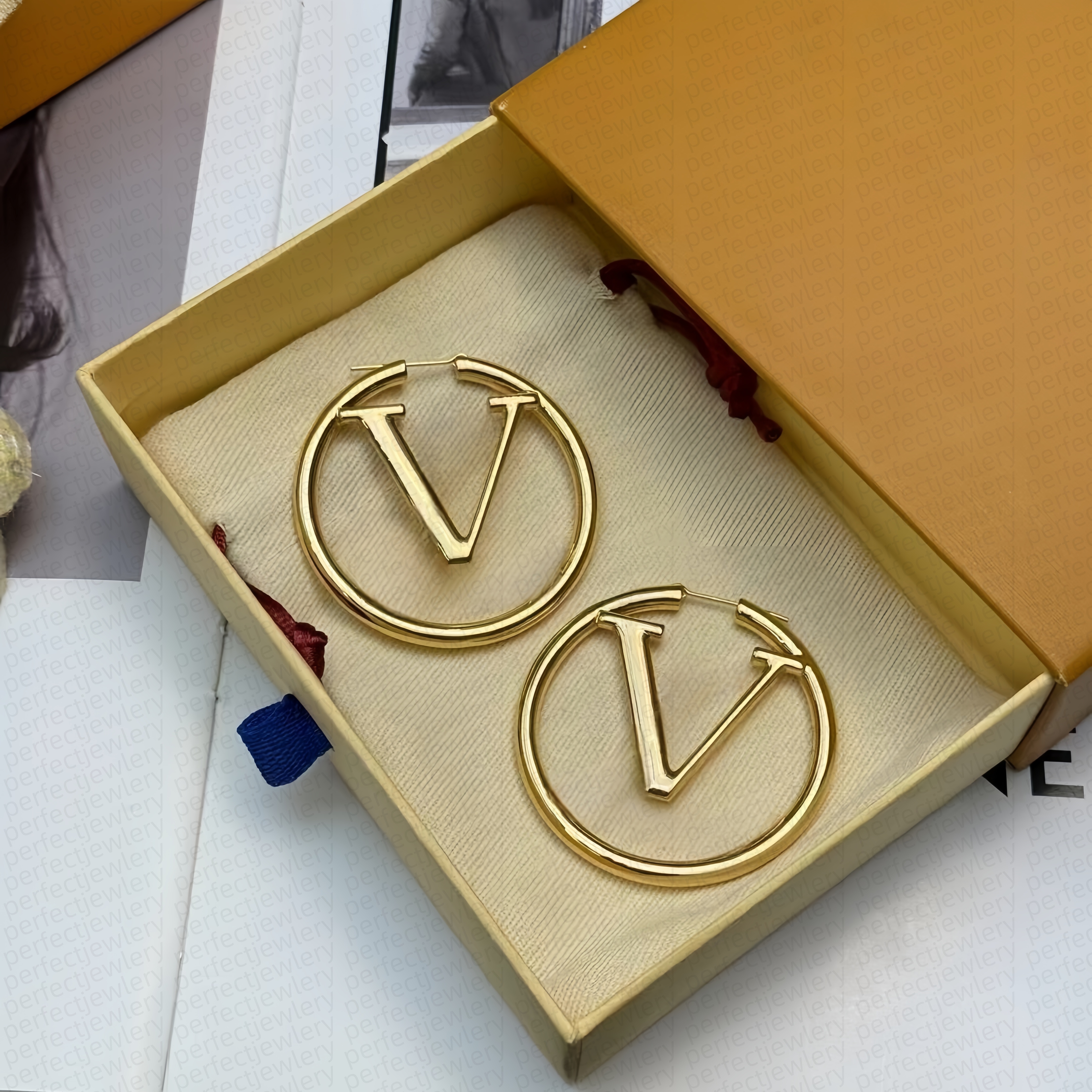 luxury designer jewelry designer earrings for women hoop charm diamond stainless steel classic elements lightweight metal pearls circle logo earrings designer