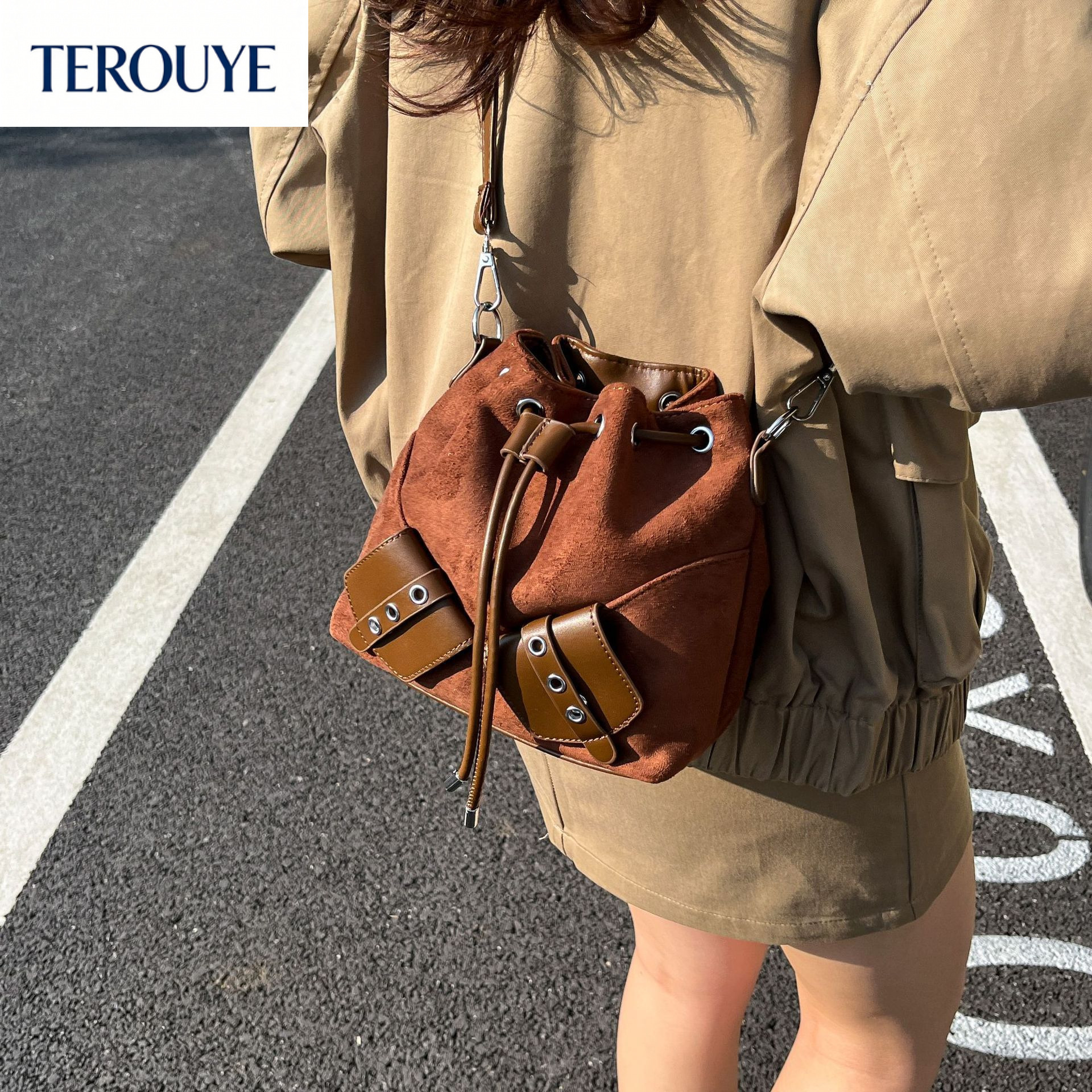 TEROUYE Autumn and winter retro style bucket bag for women s new fashionable niche drawstring design handbag suede luxury Luxury bag