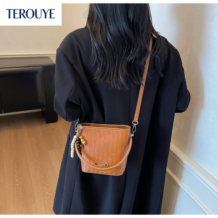 TEROUYE Korean fashion women s handbag autumn and winter new item niche woven design retro bucket bag elegant and sexy style luxury Luxury bag