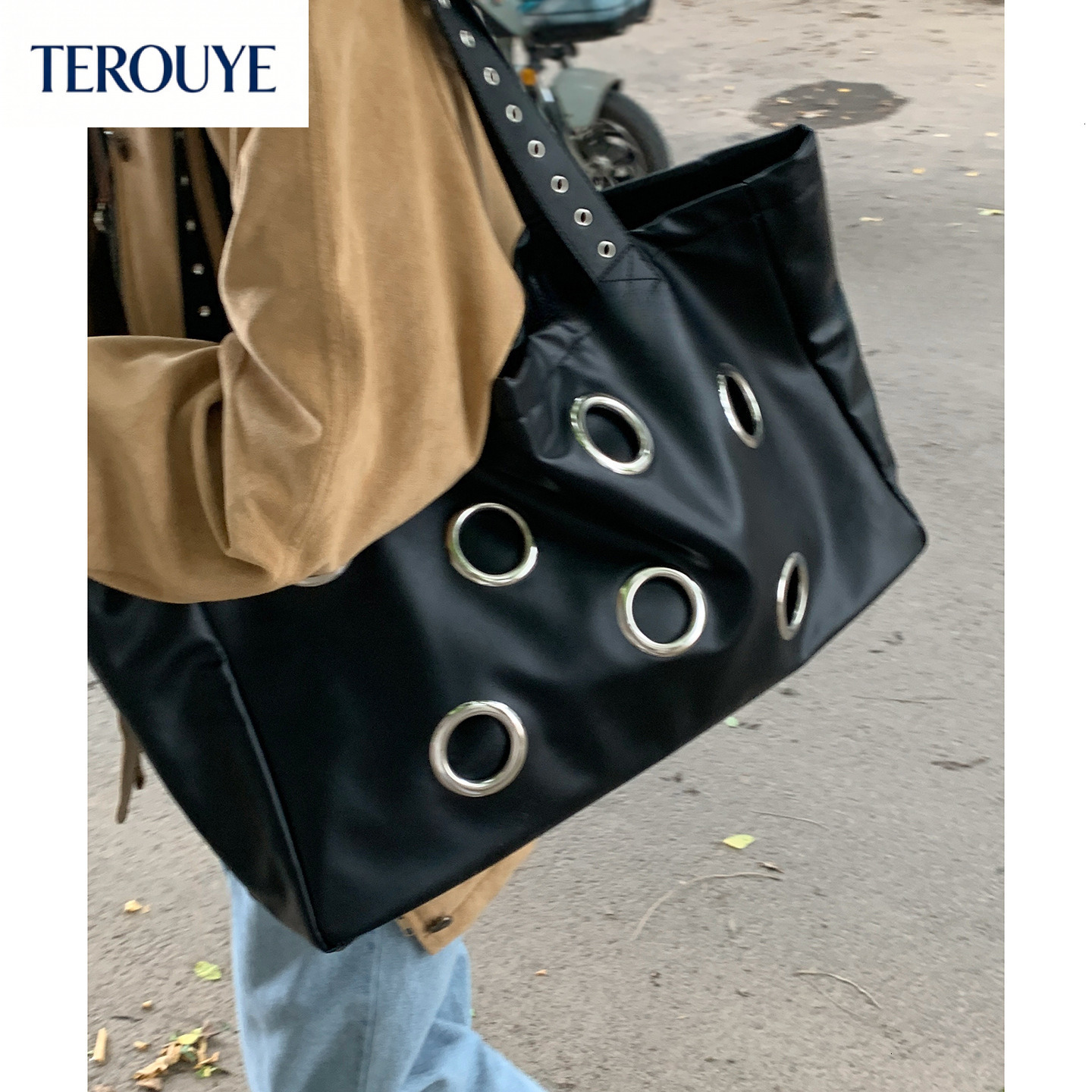 TEROUYE Korean style niche large capacity women s handbag new simple women s armpit bag hole design trendy luxury Luxury bag