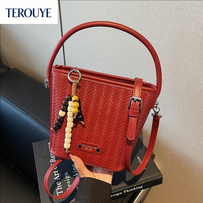 TEROUYE Korean fashion women s handbag autumn and winter new item niche woven design retro bucket bag elegant and sexy style luxury Luxury bag