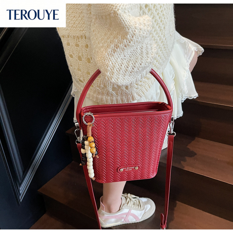 TEROUYE Korean fashion women s handbag autumn and winter new item niche woven design retro bucket bag elegant and sexy style luxury Luxury bag