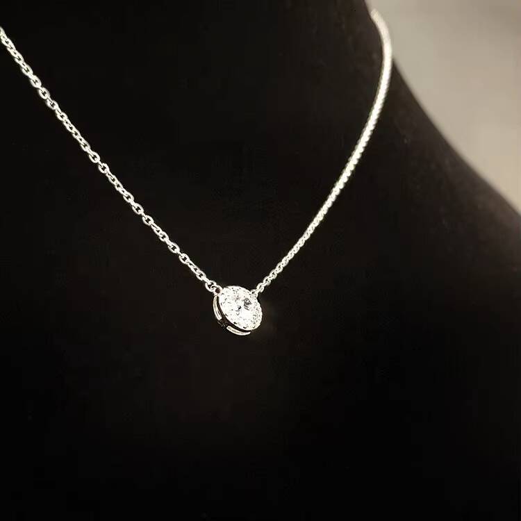 Stunning 925 Silver VVS Moissanite Aperture Halo Pendant Necklace Fine Jewelry for Women with Exquisite Craftsmanship