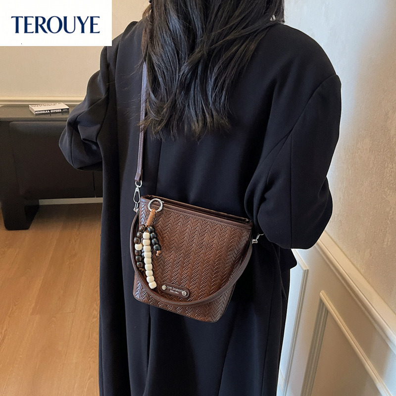 TEROUYE Korean fashion women s handbag autumn and winter new item niche woven design retro bucket bag elegant and sexy style luxury Luxury bag