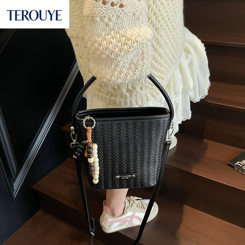 TEROUYE Korean fashion women s handbag autumn and winter new item niche woven design retro bucket bag elegant and sexy style luxury Luxury bag