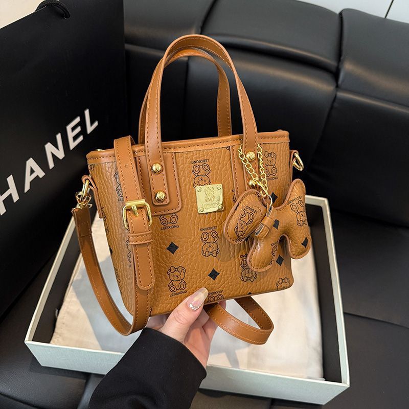 luxury women bag designer Tote Shoulder Handbag Purse Classic Hundred Women's Leather Tramp Bag Black Large Capacity Shopping high quality