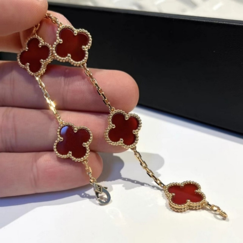 Classic women's bracelet with chain design, suitable for ladies and girls, a bracelet for weddings and Mother's Day gifts