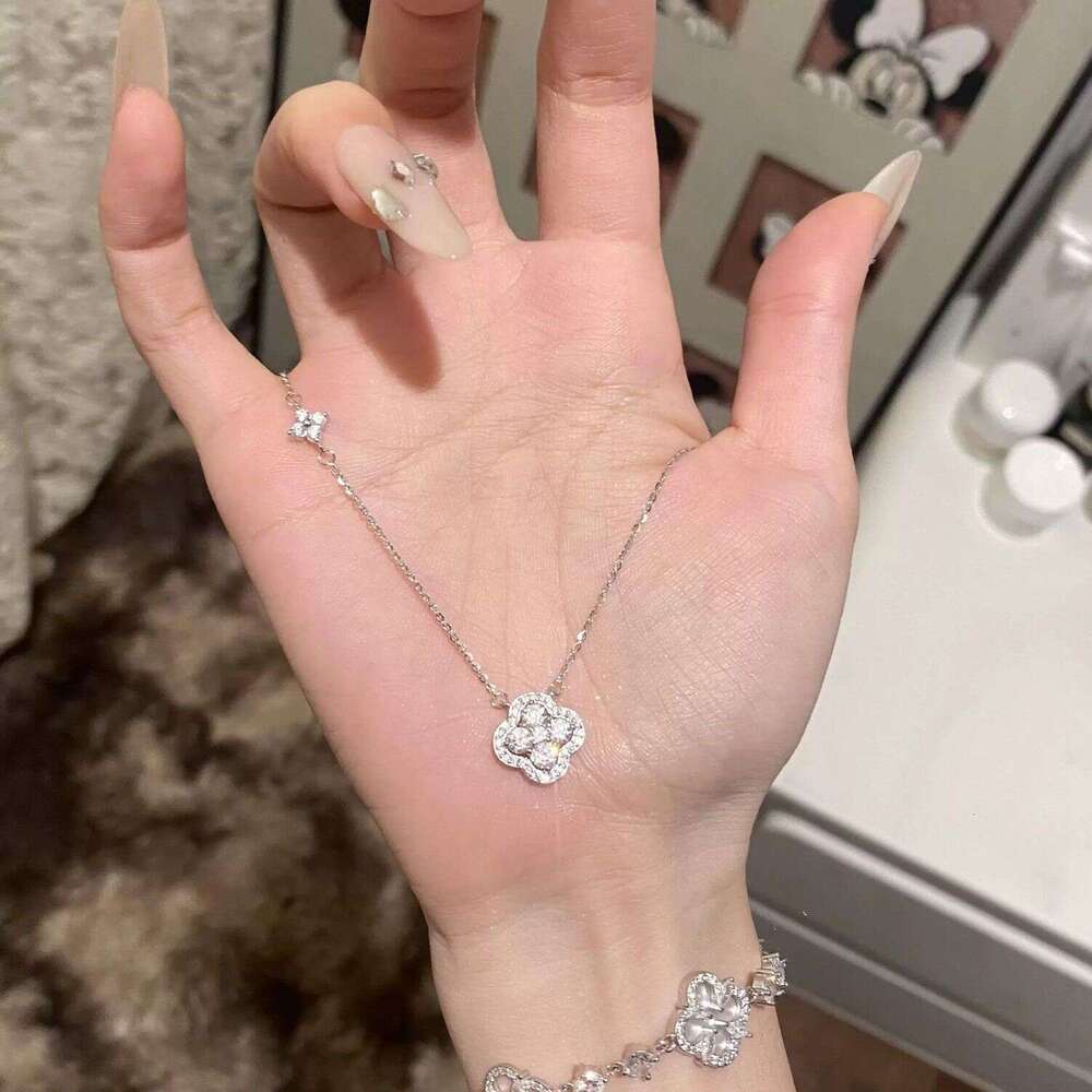 Women's Shimmering Four-Leaf Clover Necklace Luxury-inspired, niche-market, premium-quality dazzling collarbone chain Fashion necklace birthday g