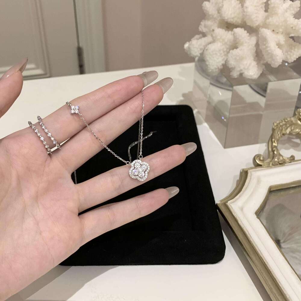 Women's Shimmering Four-Leaf Clover Necklace Luxury-inspired, niche-market, premium-quality dazzling collarbone chain Fashion necklace birthday g