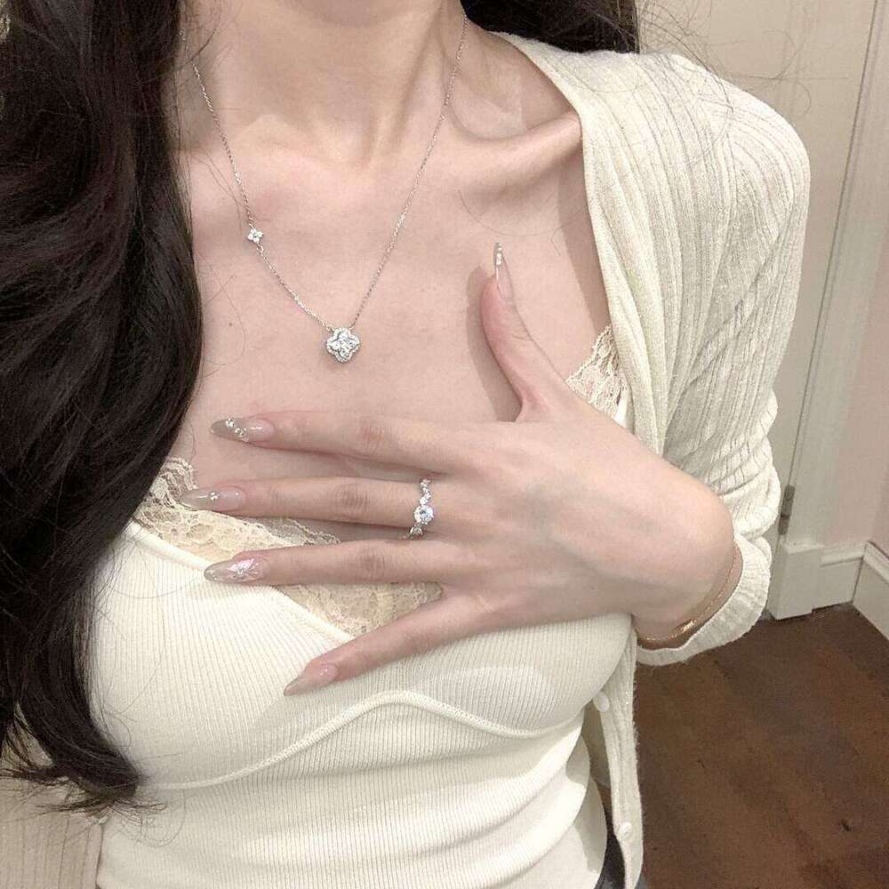 Women's Shimmering Four-Leaf Clover Necklace Luxury-inspired, niche-market, premium-quality dazzling collarbone chain Fashion necklace birthday g