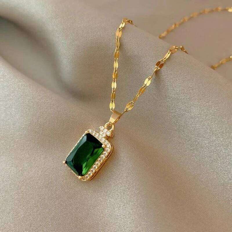 New In Vintage Luxury Green Perfume Bottle Necklaces For Women Classics Female Daily Wear Stainless Steel Neck Chain Jewelry Z260123