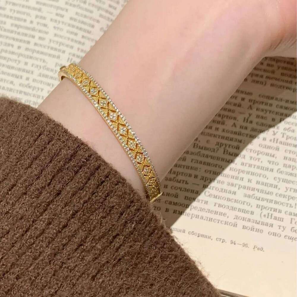 Charm dignified bracelet for women diamond inlay hollow out antique gold craftsmanship light luxury exquisite bangles jewelry Z260123