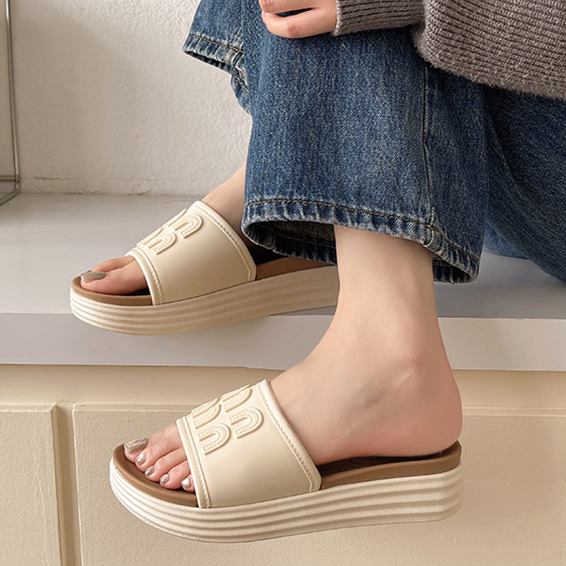 2026 Wear thick-soled fashion platform mid-heel slippers women's versatile non-slip beach