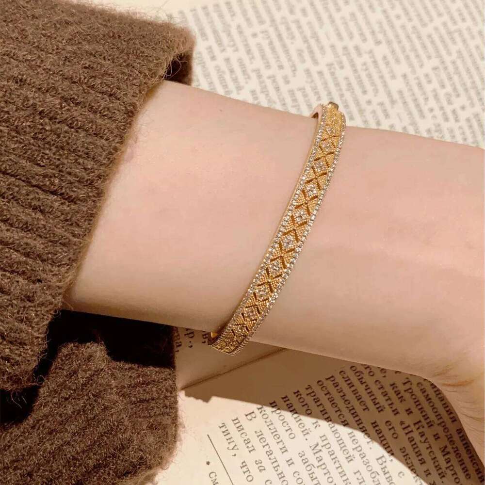 Charm dignified bracelet for women diamond inlay hollow out antique gold craftsmanship light luxury exquisite bangles jewelry Z260123